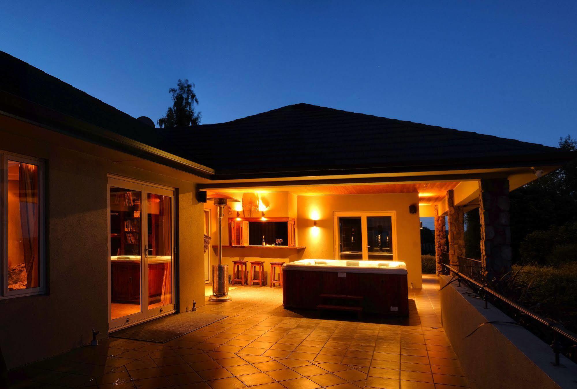 Tauhara Sunrise Lodge Lago Lago Taupo Esterno foto